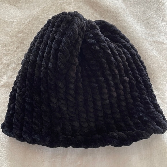 NWT - Hand-knitted hat - Picture 3 of 7